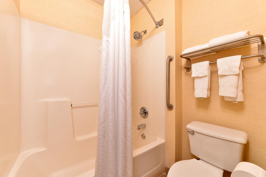 Holiday Inn Express & Suites St Marys By Ihg St. Marys Room photo